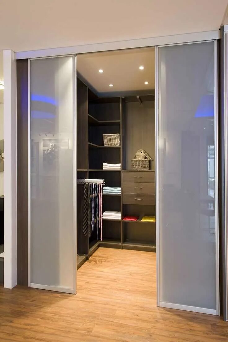 Встраиваемый шкаф купе в комнату. Шкаф купе Sliding-Door Wardrobe. Двери гардеробные раздвижные. Встроенные шкафы в комнату. Встроенный шкаф с раздвижными дверями.