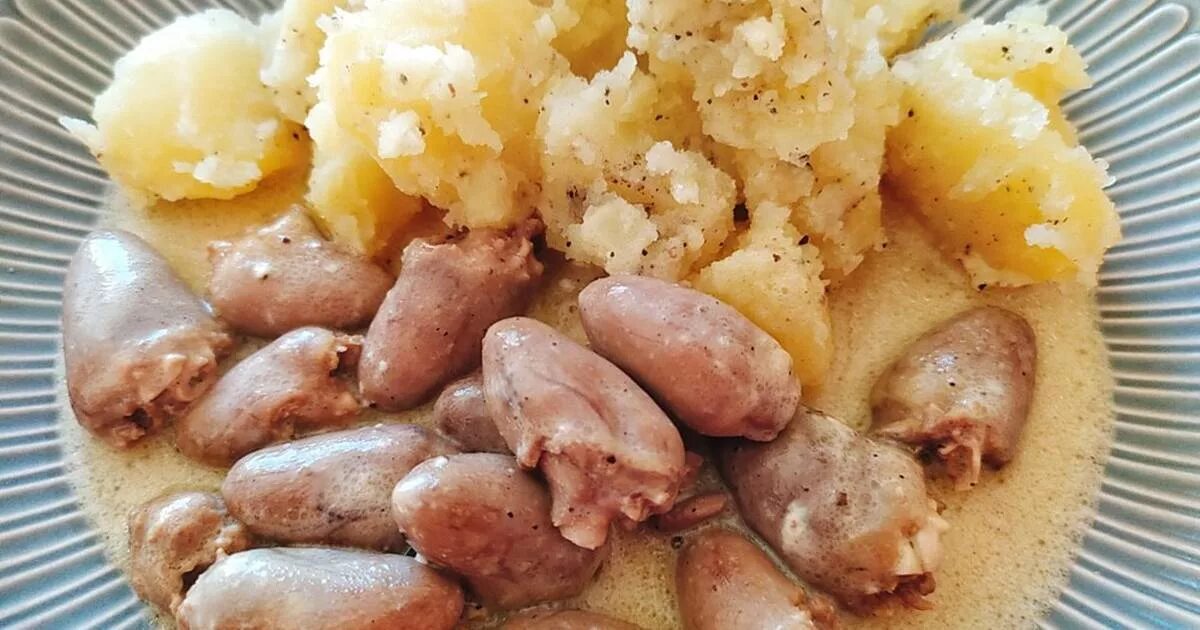 Сколько нужно варить сердечки. Вареные куриные сердечки. куриные сердечки отварные. куриное сердце отварное. куриные сердечки с грибами пп.