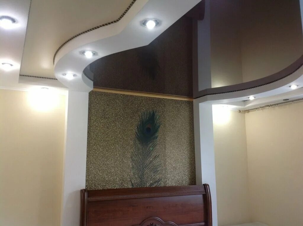 натяжной потолок в прихожей. сатиновый натяжной потолок в прихожей. многоуровневый подвесной потолок. венецианская штукатурка мрамор калакатта. отделка квартир.