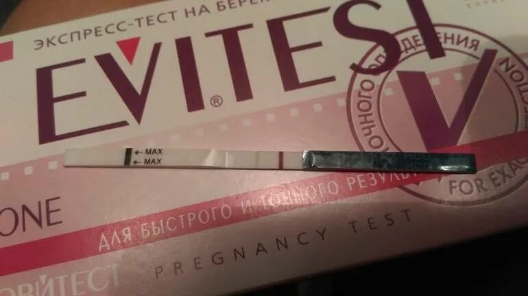 Тест на беременность на столе. Тест на беременность Evitest. Тест на беременность 2 полоски эвитест. Evitest на беременность 2 полоски. Тест на беременность с 2 тест полосками.