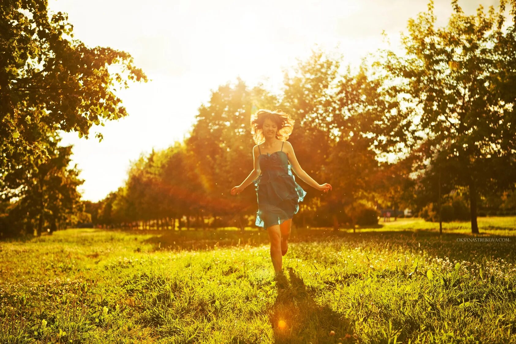 Навстречу ранний. Навстречу ранний. Дети радуются. Человек на рассвете. Девочка бежит.