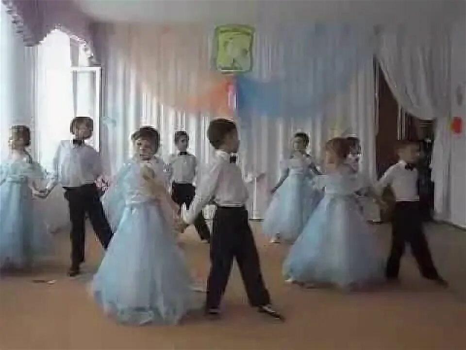 Мамы танцуют на выпускном в детском саду. Прощальный вальс в детском саду. Вальс на выпускном в саду. Вальс в садике. Вальс для детей в детском саду.