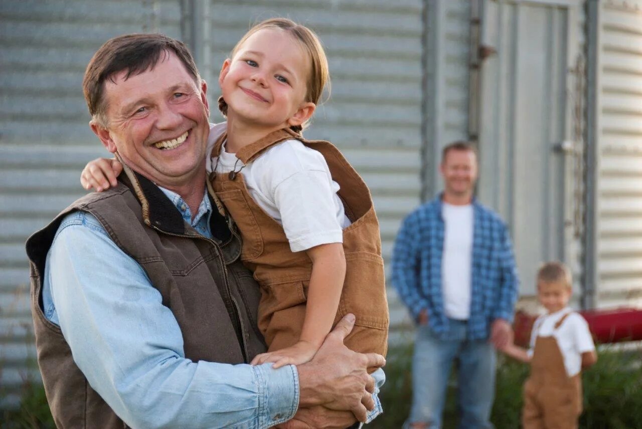 Happy Family Farm. Фото фермы родителей Дугласа. Farmers father save the innocence