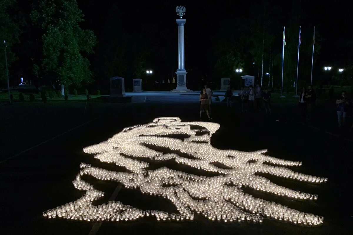 РЖЕВСКИЙ мемориал свеча памяти. Ночной мемориал Ржев. Ржев памяти мемориал памяти ночью. РЖЕВСКИЙ мемориал ночью.