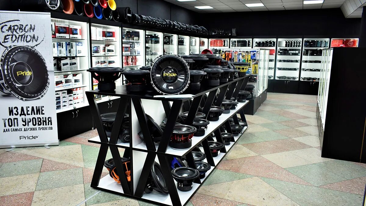 Стенд для автозвука. Автозвук магазин. Магазин автомобильной акустики. Студия автозвука медведь тверь. Магазин автомузыки.
