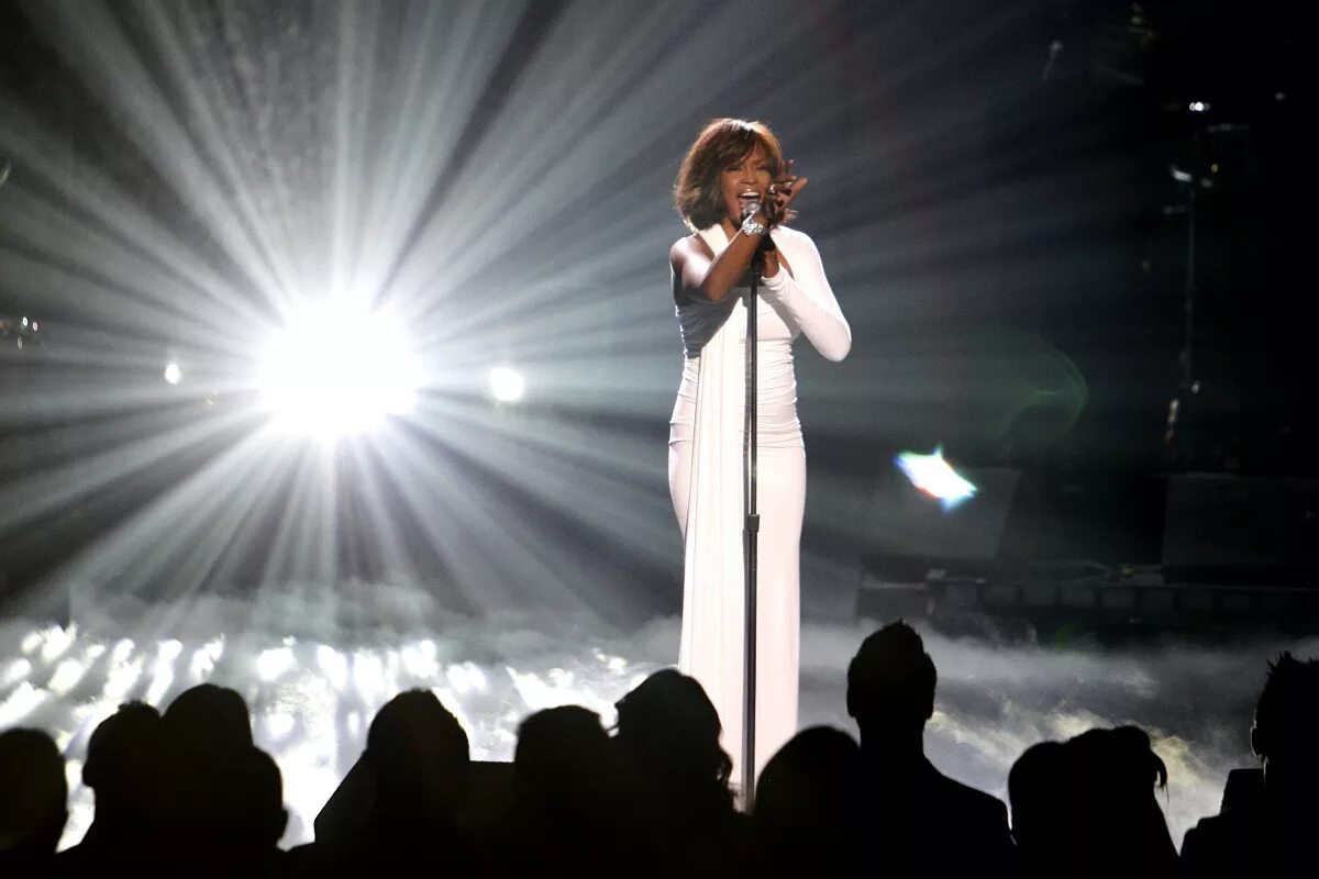 Уитни Хьюстон. Певица Уитни Хьюстон. Whitney Houston на сцене. Уитни Хьюстон в белом.