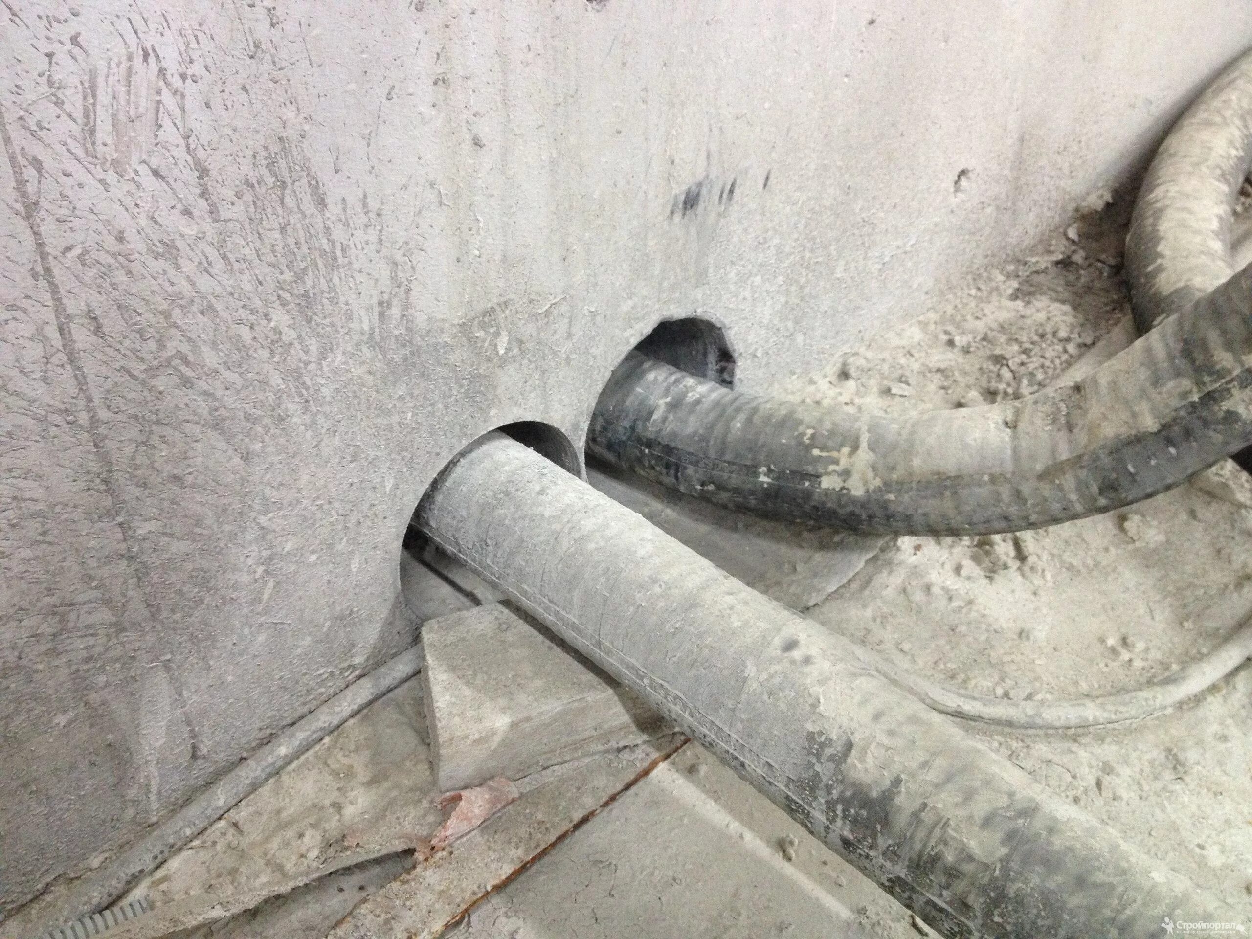 Отверстие в стене под трубу. Отверстие для труб канализации в стене. Отверстие в бетоне под канализацию. Дурку под канализацию в стене. Сверление бетона под канализацию.