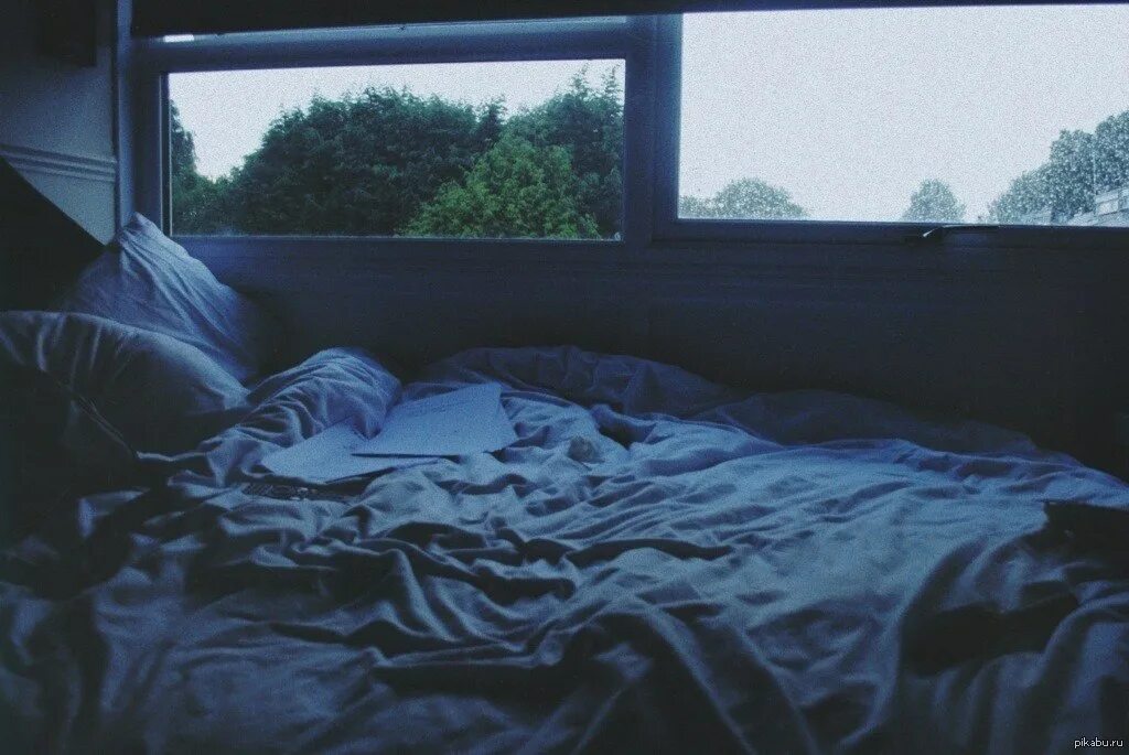 Свет на твоей кровати. Кровать ночью. Кровать у окна. Кровать возле окна. Кровать около окна ночью.