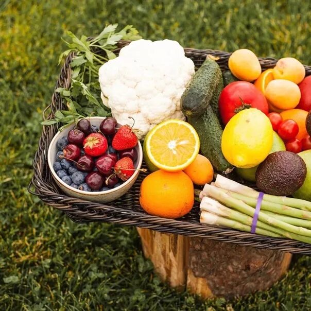 Овощи и фрукты. Сезонные фрукты. Летние сезонные фрукты. Сезонные продукты.