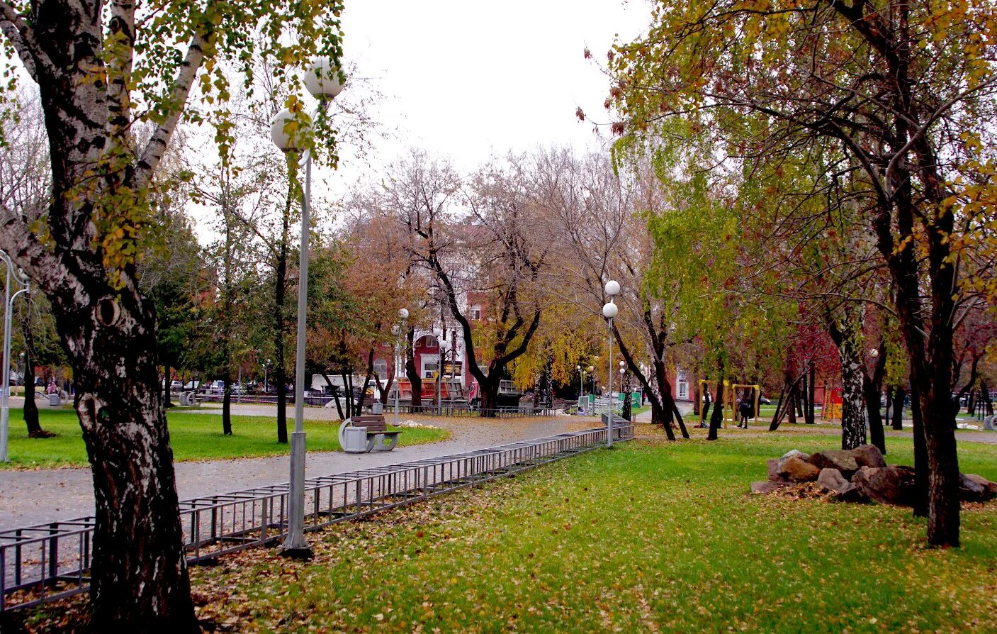 Октября челябинск. Мостик на алом поле, Челябинск. Челябинск в октябре. Фотосессия на алом поле Челябинск. Свадебные фотосессия алое поле Челябинск.