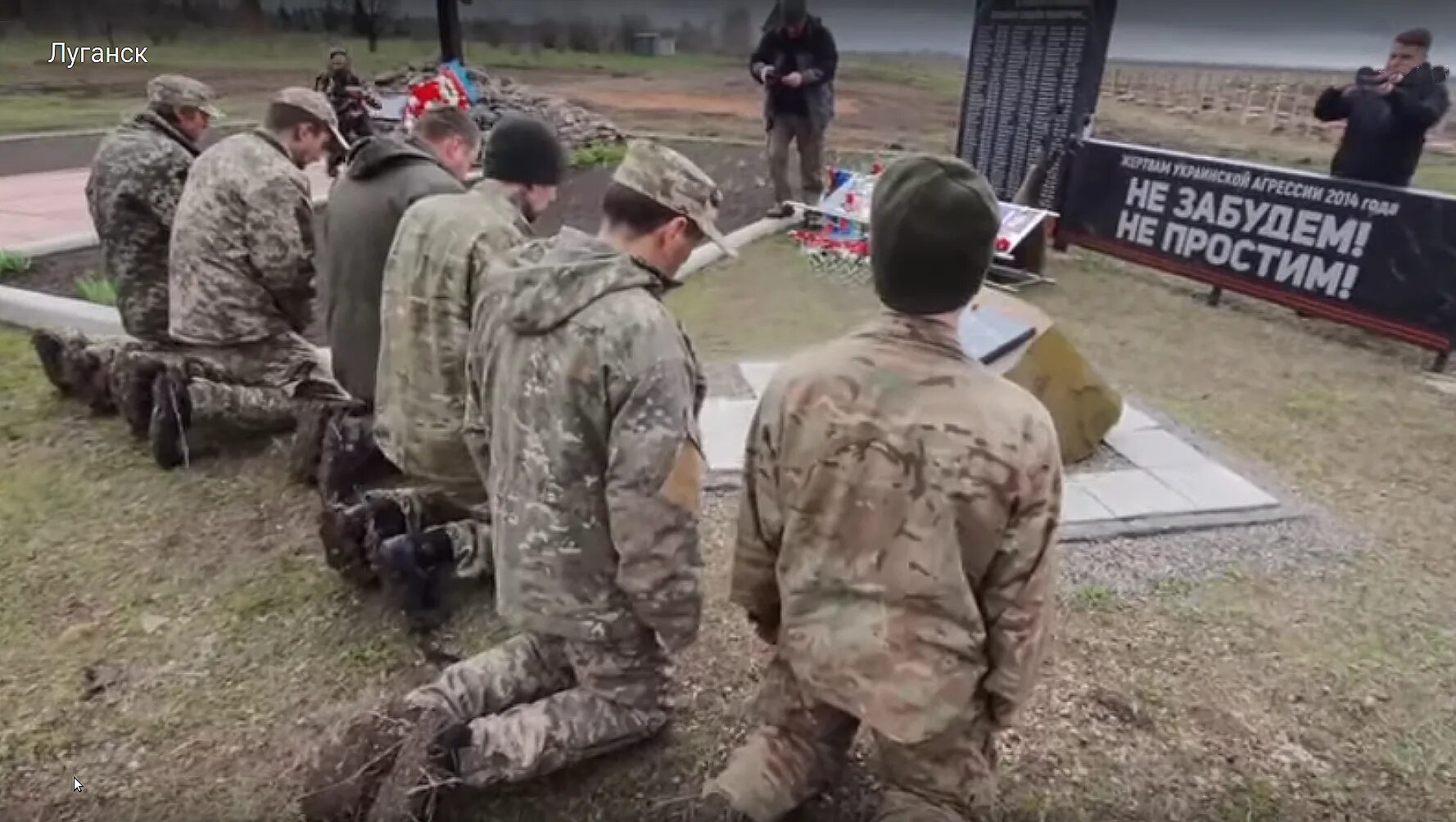 Видео расстрела украинцев. Украинские военные на коленях. Украинские пленные на коленях. Украинские солдаты в плену. Украинский солдат на коленях.