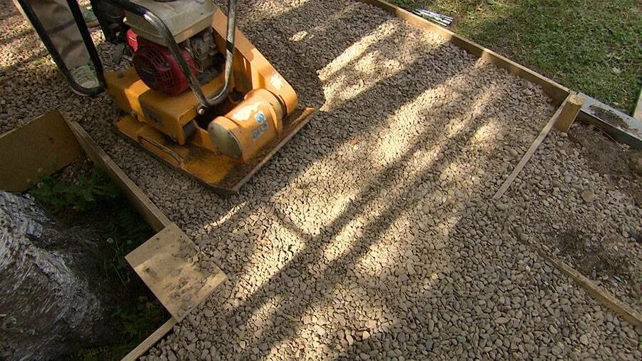 Трамбовка тротуарной плитки виброплитой. Трамбовка щебня. Трамбовка дорожек виброплитой. Виброплита для щебня 5-20. Виброплита hgc-90h.