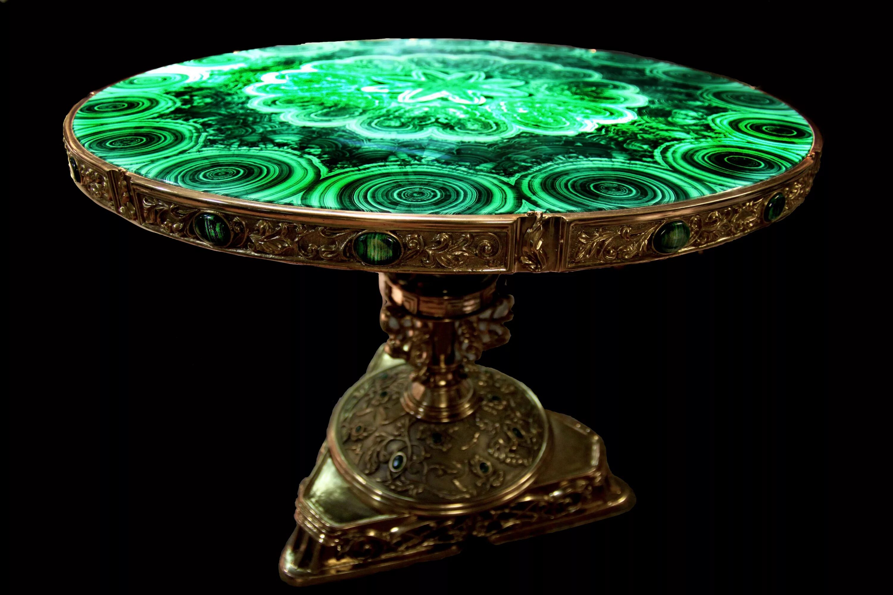 украшения из малахита. изделия из малахита. украшение из камня малахит. малахитовая шкатулка пятигорск. малахитовая шкатулка серьги.