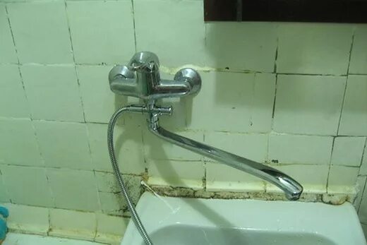 Отвалился кран от смесителя в ванной. Переключатель душа в гусаке. Поменять гусак в ванной. Гусак для смесителя в ванну. Смеситель гусак течёт.