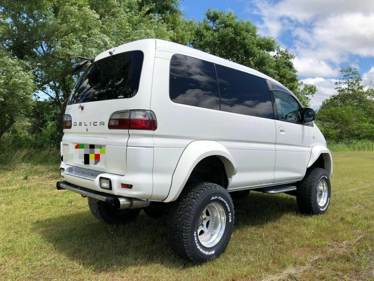 Купить митсубиси делика бу россия. Mitsubishi Delica Space Gear. Mitsubishi Delica 4wd. Мицубиси Делика Спейс Гир. Митсубиси Space Gear 4х4.