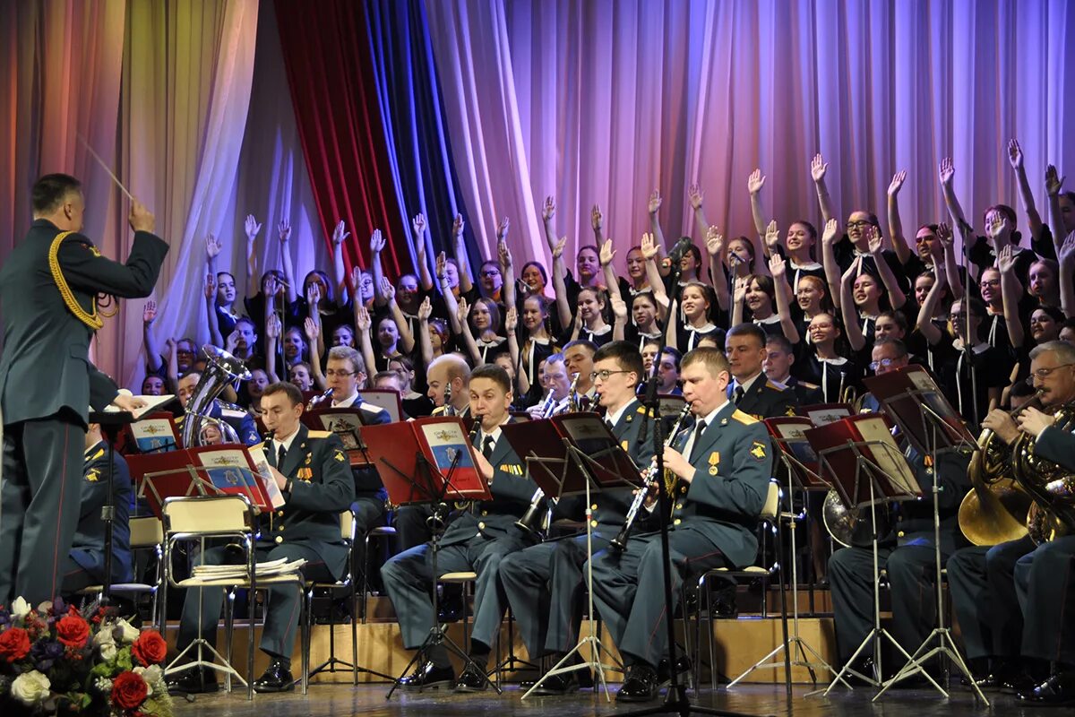 Спиридонов валентин дирижер краснодарский край. Валентин спиридонов кубанский духовой оркестр. Дирижеры духовых оркестров. Костромской филармонии оркестр. Концерт с дирижером.