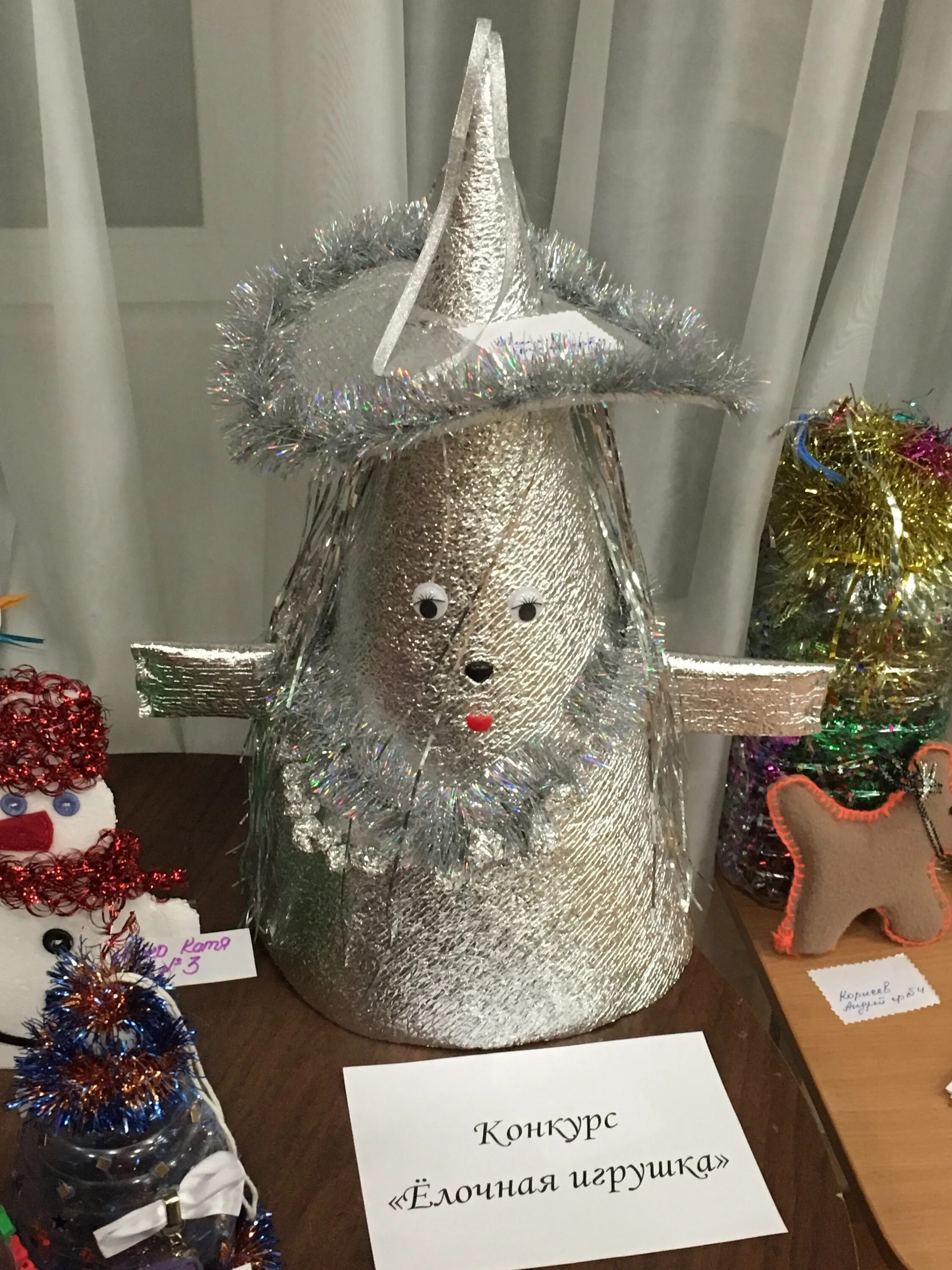 большие новогодние игрушки. новогодние игрушки гиганты на елку. игрушка гигант на новый год. игрушка на уличную елку. новогодние игрушки гиганты на елку.