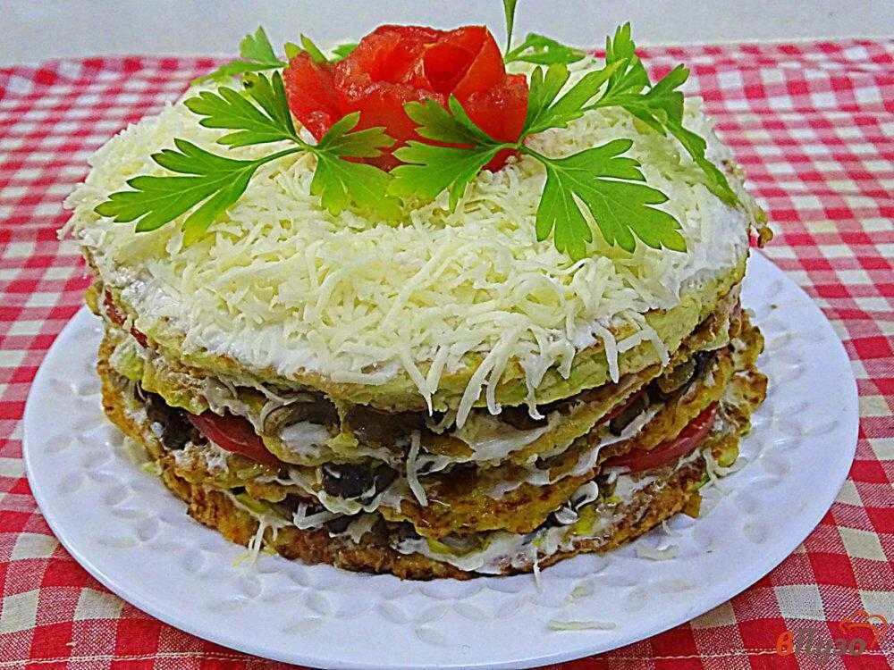 Торт из кабачка блинный пошаговый. Кабачковый закусочный торт. Кабачковый торт украшение. Торт из кабачков. Овощной торт из кабачков.