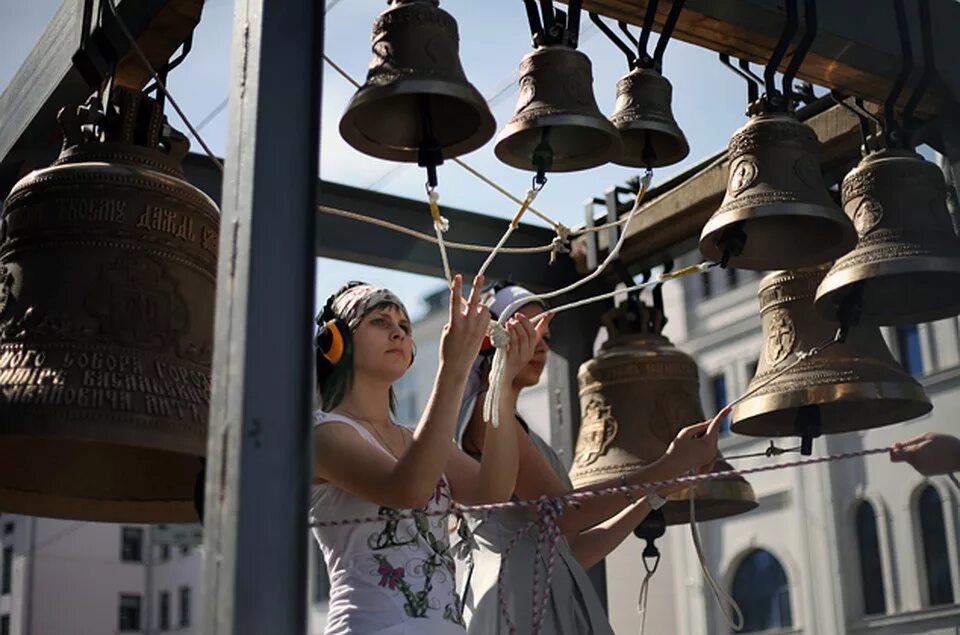 Хрустальные звоны каргополь. Дети играют на колокольчиках. Колокольный звон колокол благовест. Колокола поет девушка. Патока москва почем звонят твои колокола.