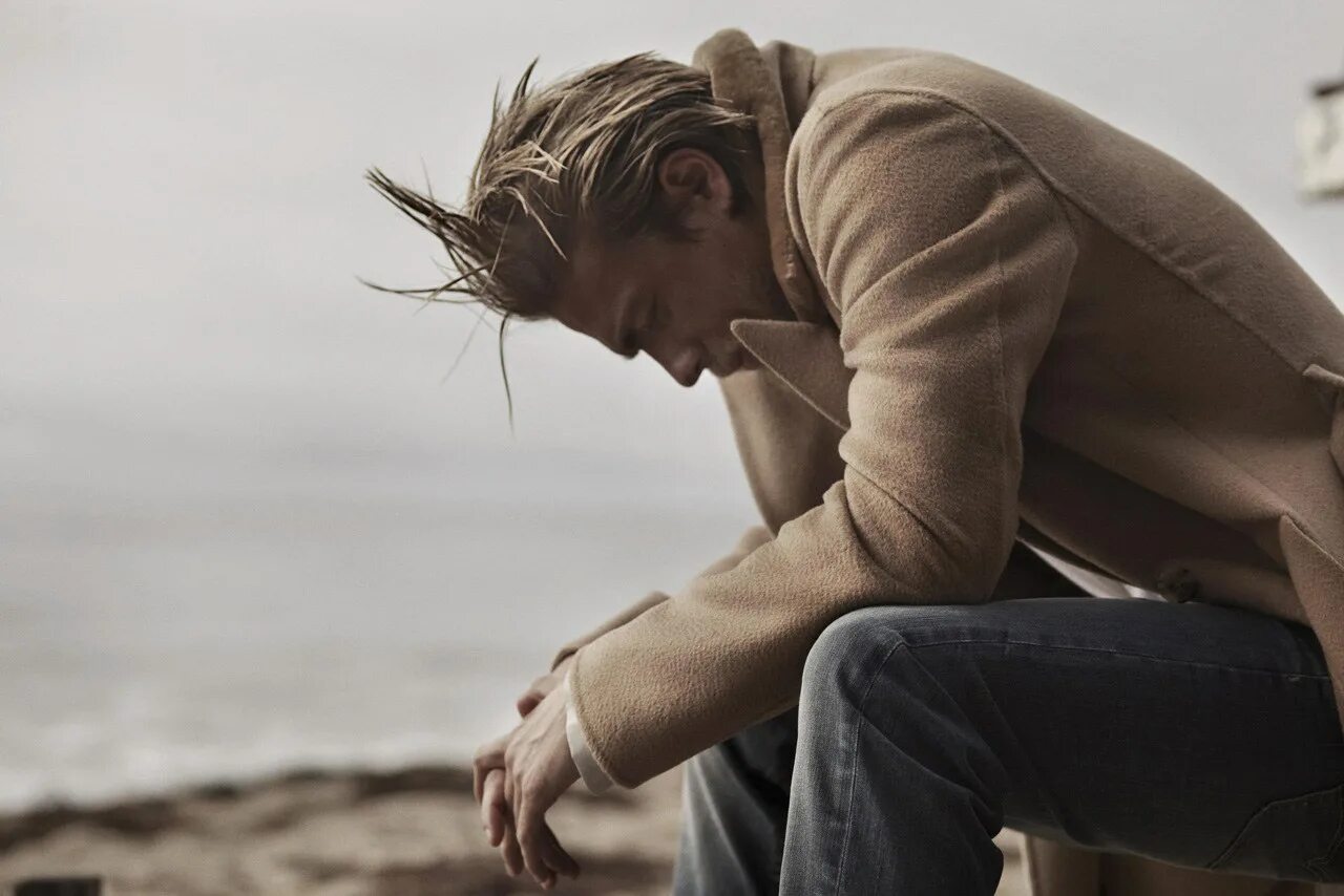 Чарли ханнэм. Он был одет безукоризненно и ослеплял. Человек разглядывает портрет чей этот портрет загадка. Он был одет безукоризненно и ослеплял. Любовь обломова и ольги иллюстрации.