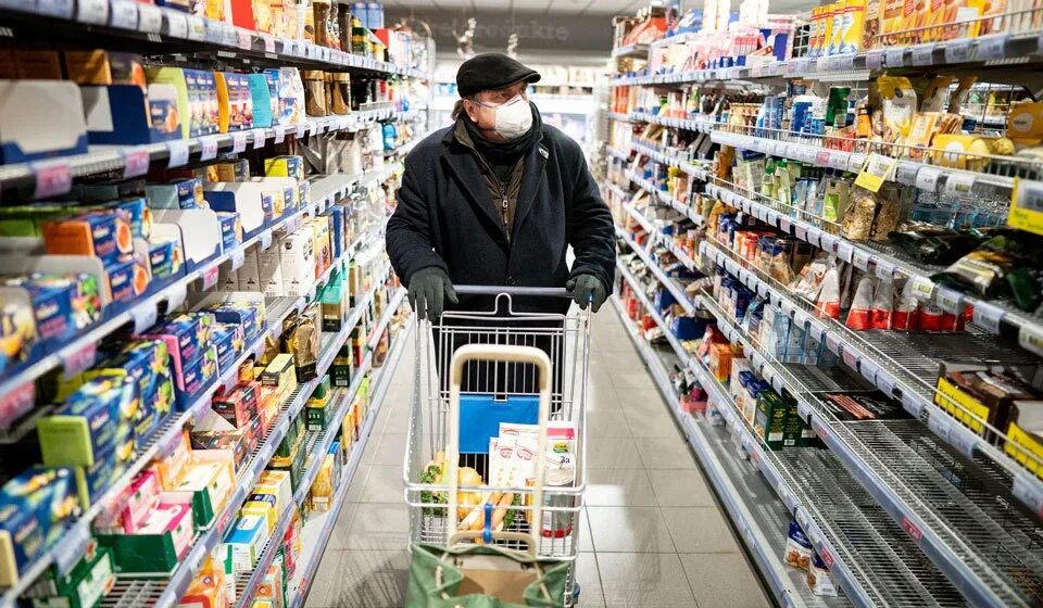Полки магазина. Panic buying. Украинские продукты. Украинские продукты. Продукция становится товаром.