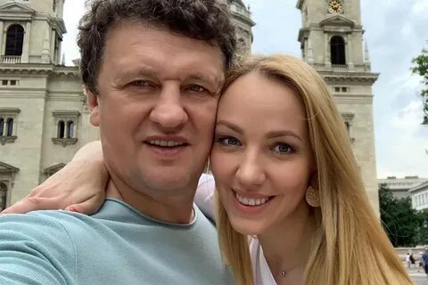 На сколько старше жена