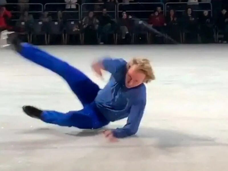 Фигурист у которого выпали глаза. Плющенко евгений в прыжке. на льду плющенко плющенко. евгений плющенко упал на шоу. фигуристка шоу плющенко.