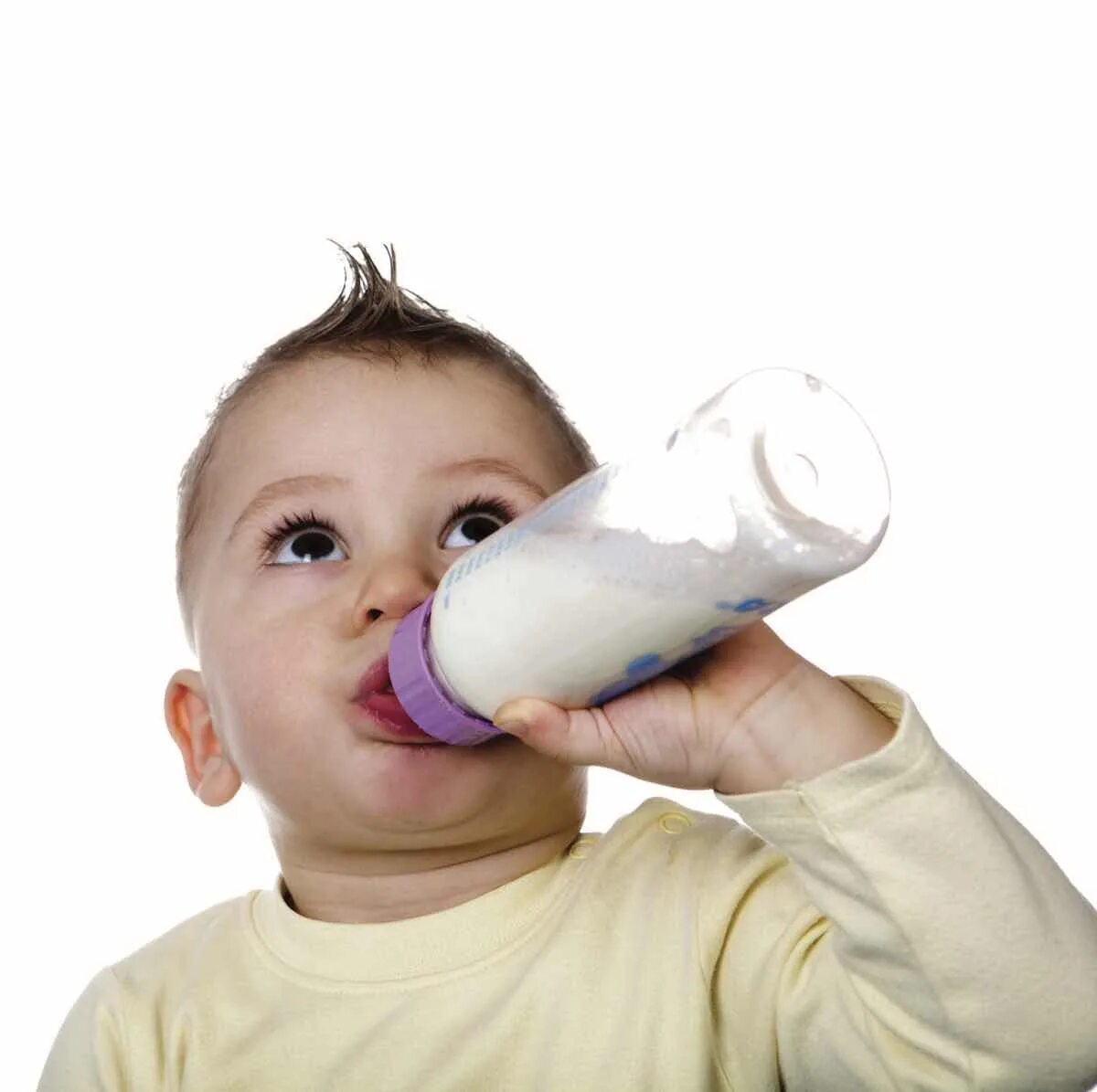 Дети пьют из бутылки. Малыш пьет молоко. Малыш с бутылочкой молока. Молоко для детей. Ребенок пьет молоко.
