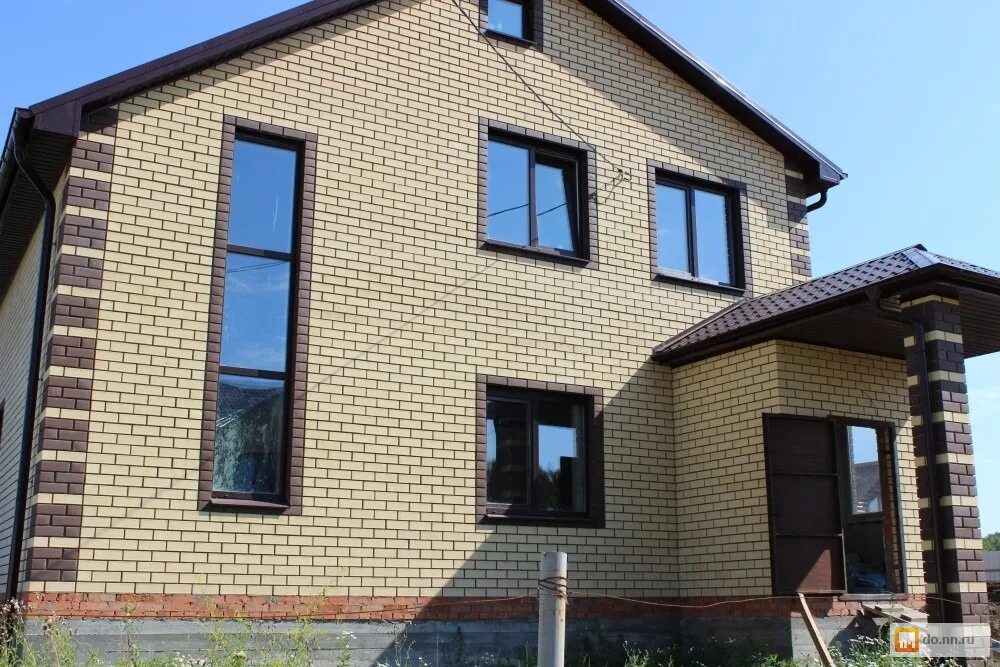 дом желтый с коричневым. дом обложенный силикатным кирпичом. углы коричневым кирпичом. дом из облицовочного кирпича. фасадная кладка.