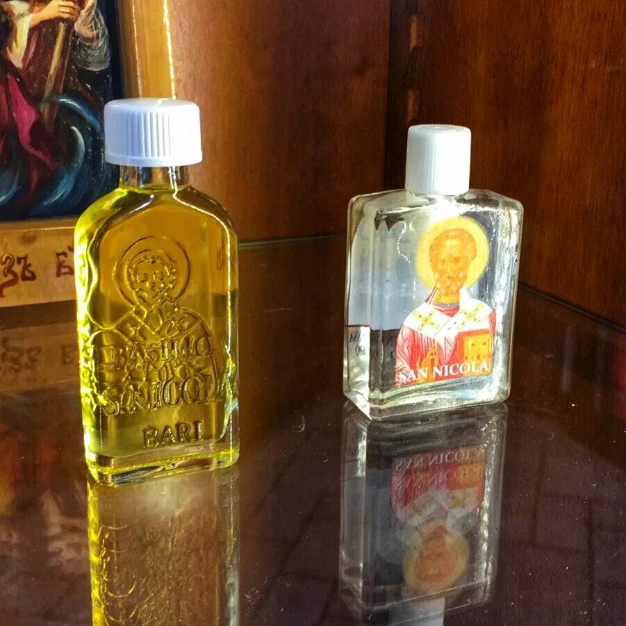 Moser стекло янтарный штоф. Миро святителя николая бари. Миро от мощей. Святое миро. Божье масло.