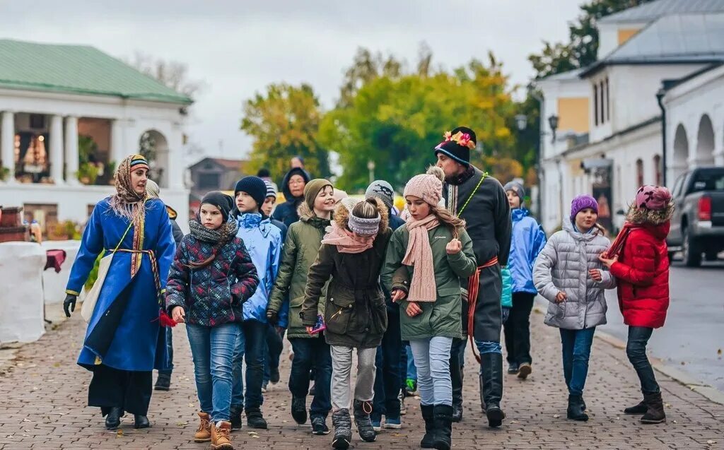 Каникулы в городе москва. Суздаль экскурсии. Пешая экскурсия. Экскурсия прогулка. Дети на экскурсии в городе.