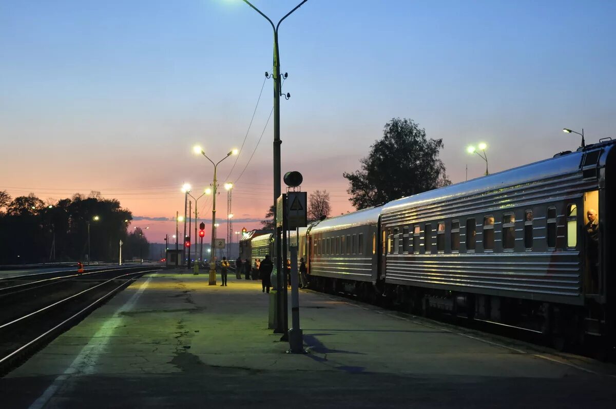 Низкая пассажирская платформа. Поезд остановился на станции. Остановки электричек красноярск. Поезд остановился на станции. Остановка поезда на станции.