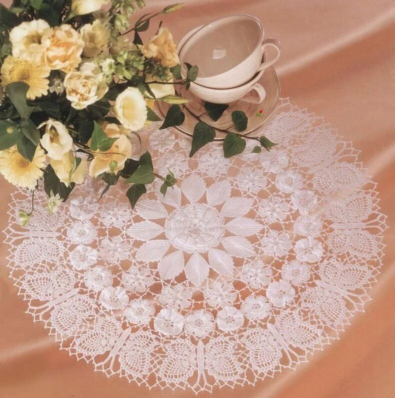 Крючком очень красивую салфетку. МК салфетка Doily. Журнал Elegant Crochet Lace. Объемные салфетки. Шикарные вязаные салфетки.