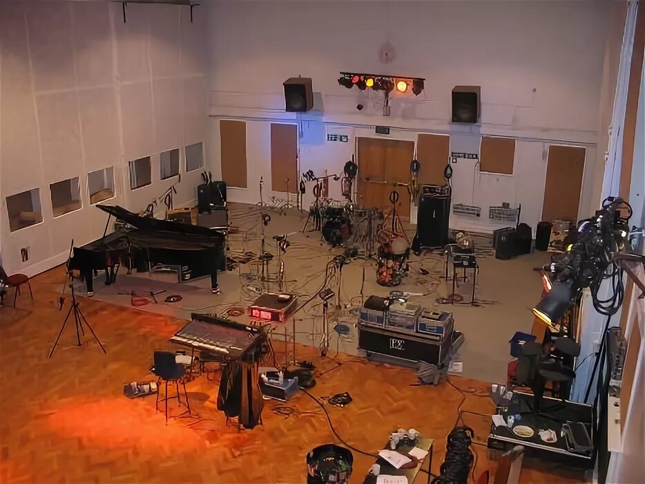 Самая популярная студия. Студия звукозаписи abbey road. abbey road music studio. abbey road студия звукозаписи pink floyd. abbey road studio.