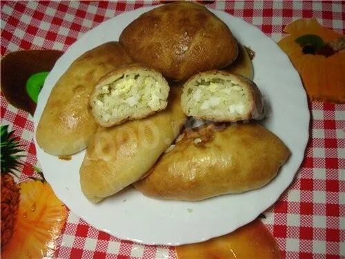 Как готовить пироги с яйцом. Пирожки с рисом и яйцом. пирожки с рисом и яйцом в духовке. пирожки с рисом и яйцом в духовке из дрожжевого. пирожки с луком и яйцом и рисом.