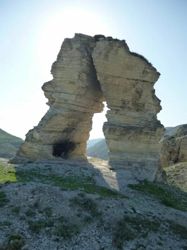 Губден. Каменная арка Губден. Губден Дагестан. С Губден в Карабудахкентском районе. Губден село в Дагестане.