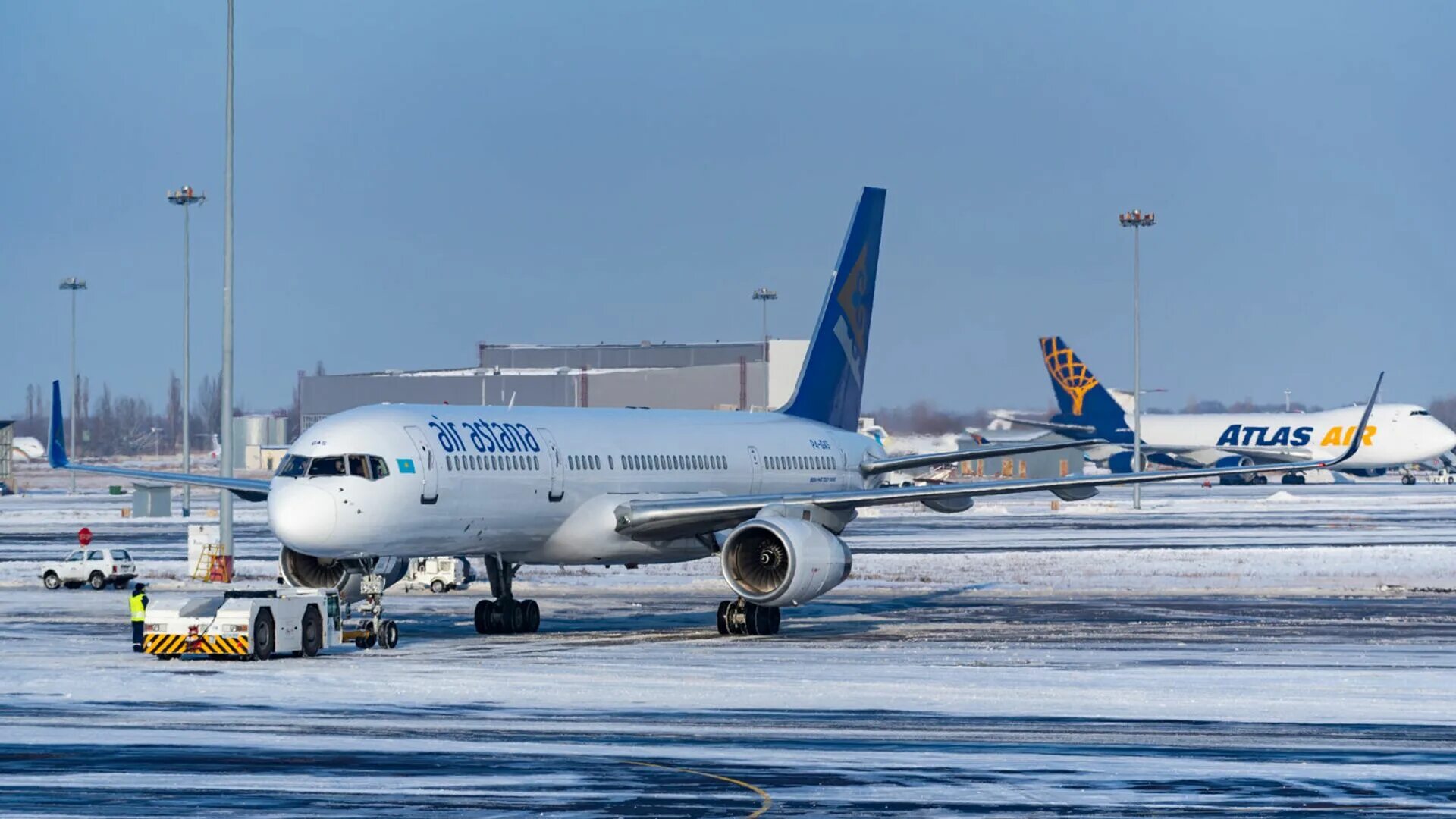 Усть каменогорск астана самолет. Самолет сел в Баку Air Astan. А321 Эйр Астана. Самолет в Астану. Казахский авиалайнер.