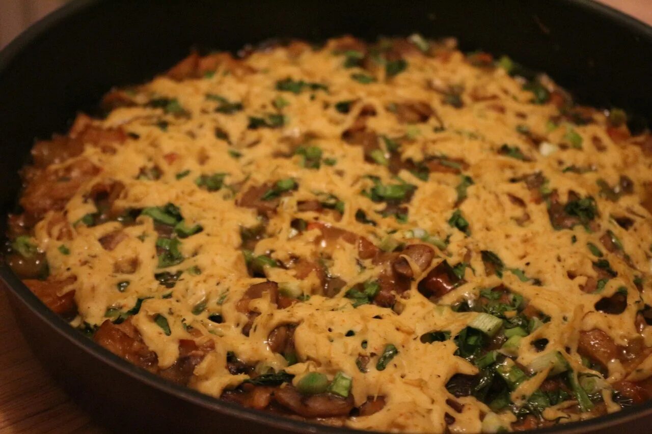 картошка с шампиньонами на противне. жюльен с курицей и грибами в духовке со сливками. жульен с курицей и грибами на протвине. жульен с курицей и грибами на протвине. жульен с грибами и курицей и сыром в духовке.