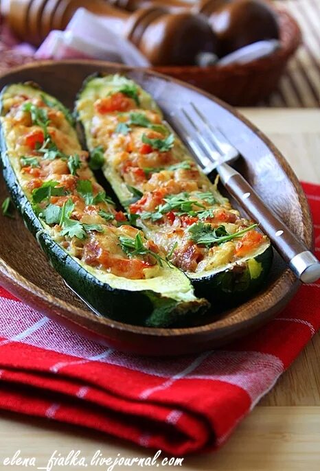 Блюда из цукини. Фаршированные кабачки цукини. Блюда из цукини. Фаршированные кабачки цукини. Цукини фаршированные помидором.