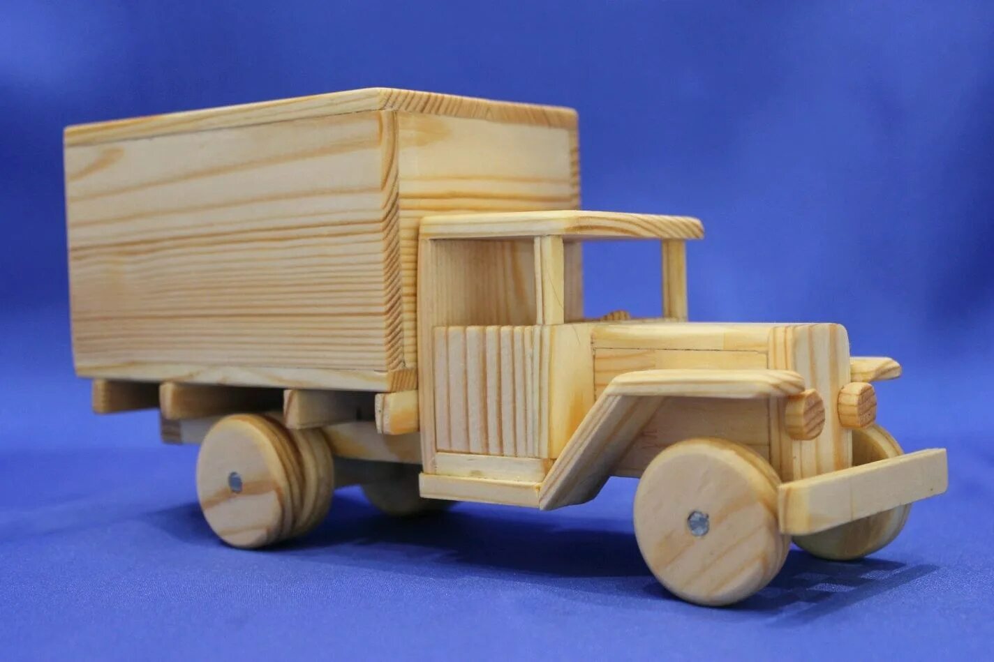 Постройте грузовик. Деревянные машинки. Машина из дерева. Машина из дерева для детей. Деревянная машина для детской площадки.