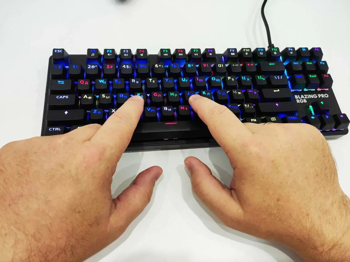 Несмотря на клавиатуру. Пальцы на клавиатуре. Клавиатурацев для 10 пальцев. Тренажер для компьютерной клавиатуры. Тренировка клавиатуры.