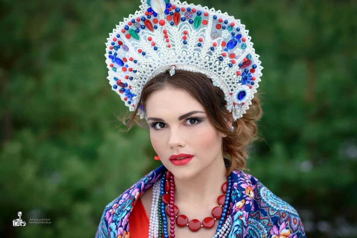 Красавица в кокошнике. Традиционные женские головные уборы. Кокошник венец коруна. Головной убор русской красавицы. Кокошник "императрица".