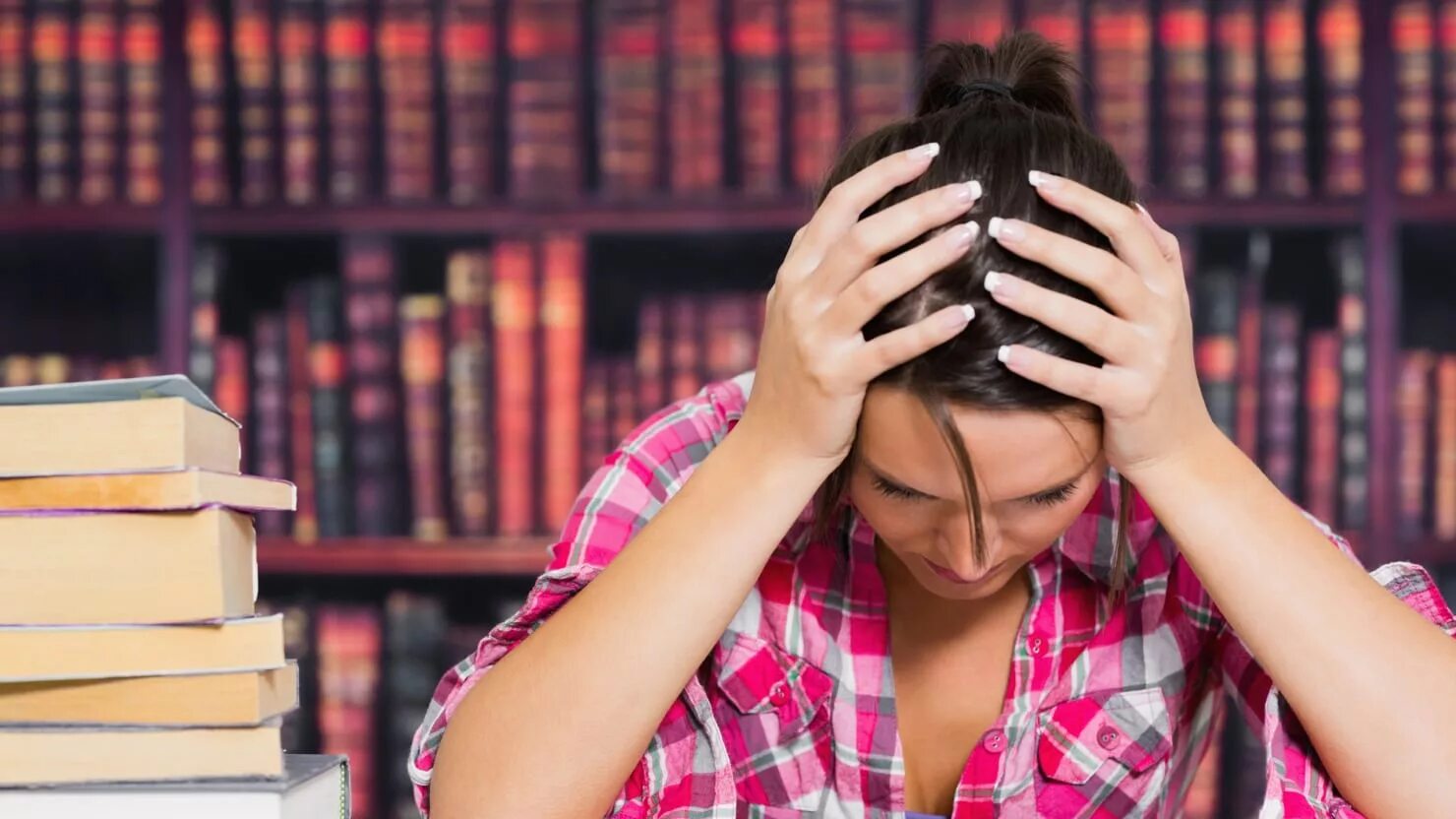 Stressed student. Студенты в библиотеке. Усталость. Фотосессия в библиотеке. Девушка в библиотеке.