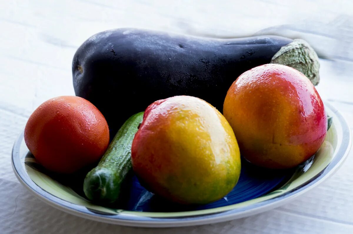 Арбуз. Дикий баклажан. Домашние овощи и фрукты. Много фруктов. Овощи до селекции.