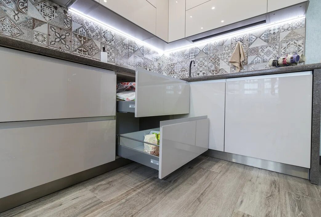 Кухонный гарнитур из акрила. Акриловые кухни плюсы и минусы. Кухня акриловая матовая. Кухня серая матовая. Бежевые кухни.