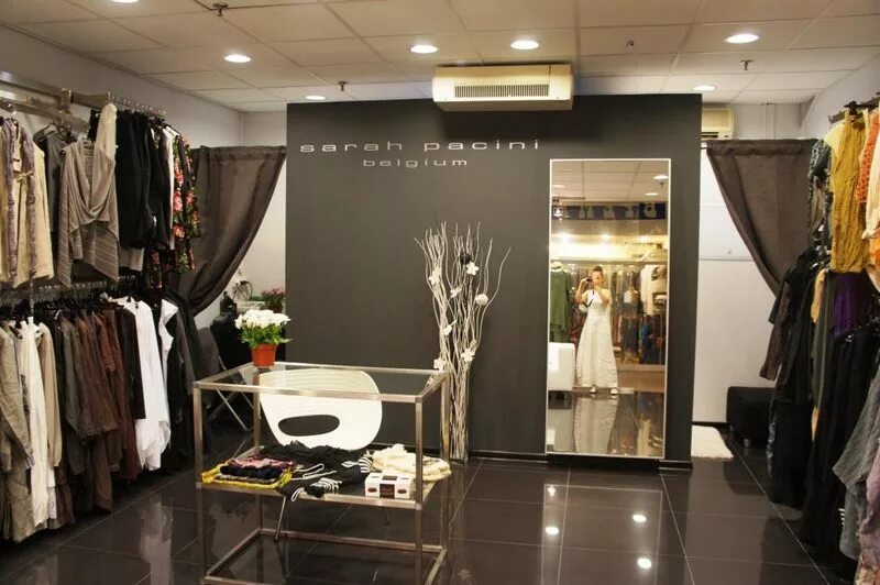 Темный интерьер магазина. Интерьер магазина в современном стиле. Женские магазины премиум класса. Парфюмерный магазин в атлантик сити спб на первом этаже метро беговая. Женские магазины премиум класса.