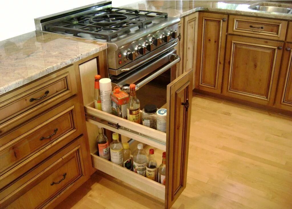 Вертикальный выдвижной ящик. Бутылочница карго для кухни. Ящики карго для кухни выдвижные. Выдвижные кухонные шкафы. Выдвижной шкаф для кухни.