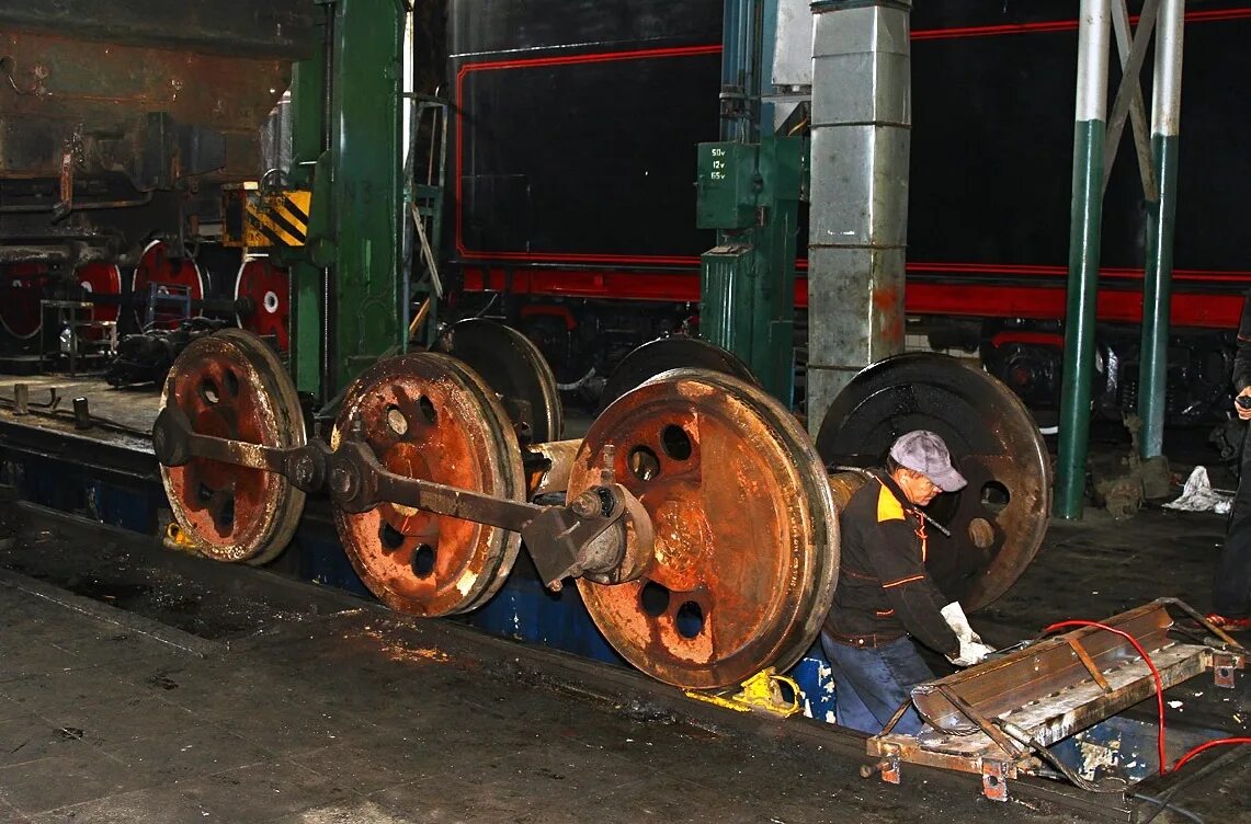 Тепловоз ту2 228. Эчс ржд. Паровоз л-2057. 9п 19499 паровоз депо. Жд депо рославль.