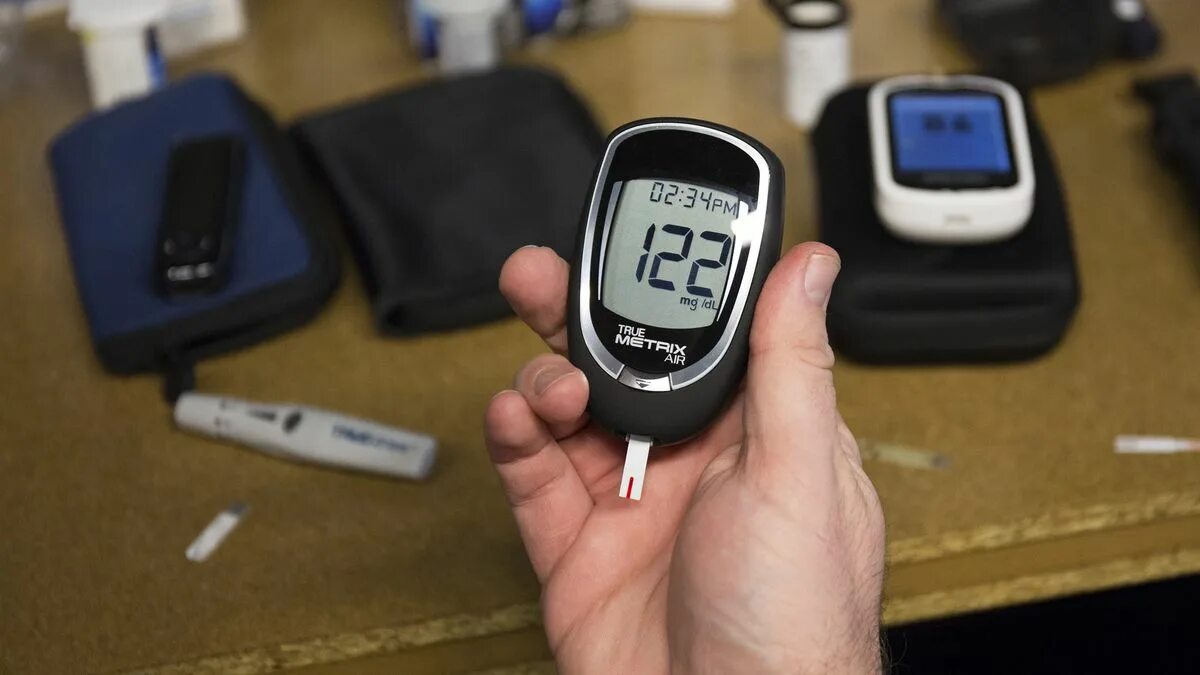 Cammelim глюкометр. Глюкометр маленький. Таблица измерения сахара в крови глюкометром акку чек актив. Пкг-03 сателлит экспресс мини. Аппарат для измерения сахара без прокалывания.