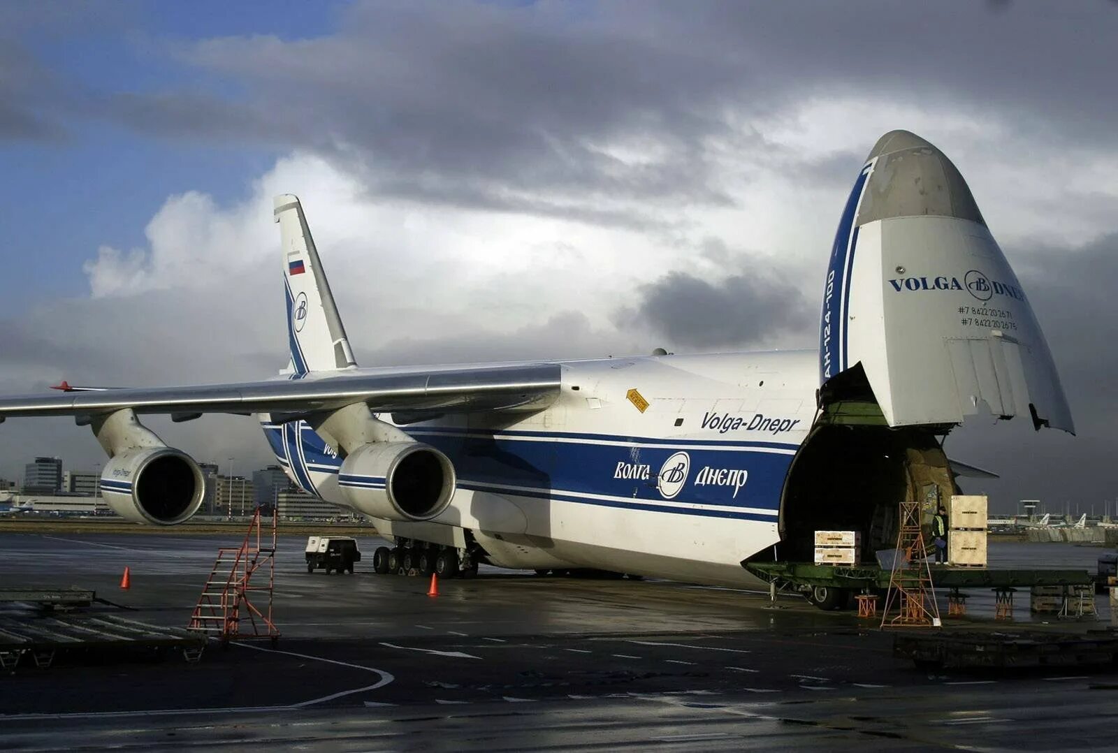 Ан 124 транспортный грузоподъемность. Ан 124 100. Ан 124 транспортный грузоподъемность. Ан-124 шасси. Грузовой самолёт ан-124.